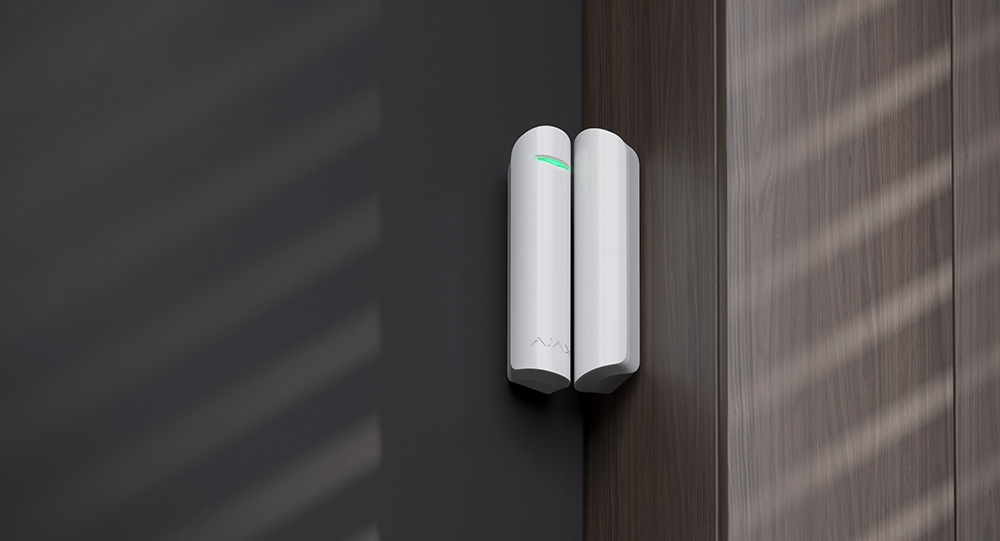 Lifestyle---Ajax-DoorProtect-Jeweller---door---white-1.jpg (68 KB)